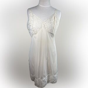 Vintage Made in USA Gildan Cream Lace Chemise size 38
